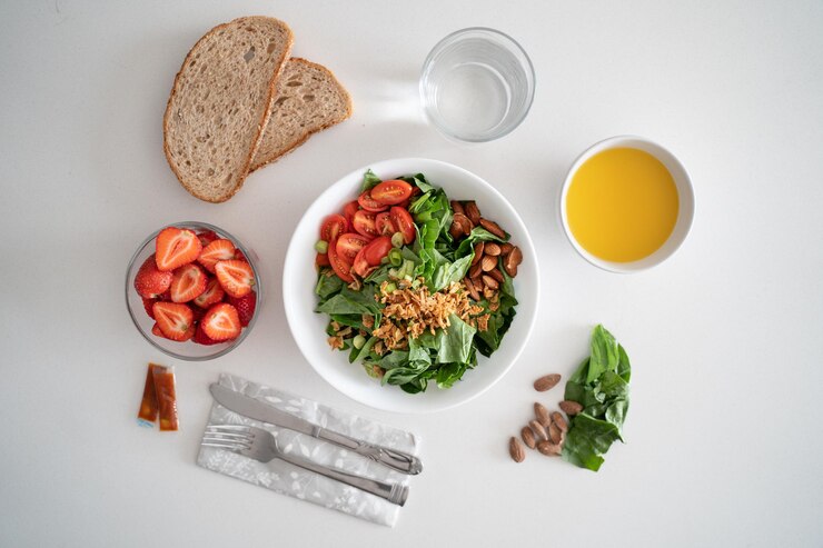 Preparación de verduras en una sartén durante una clase